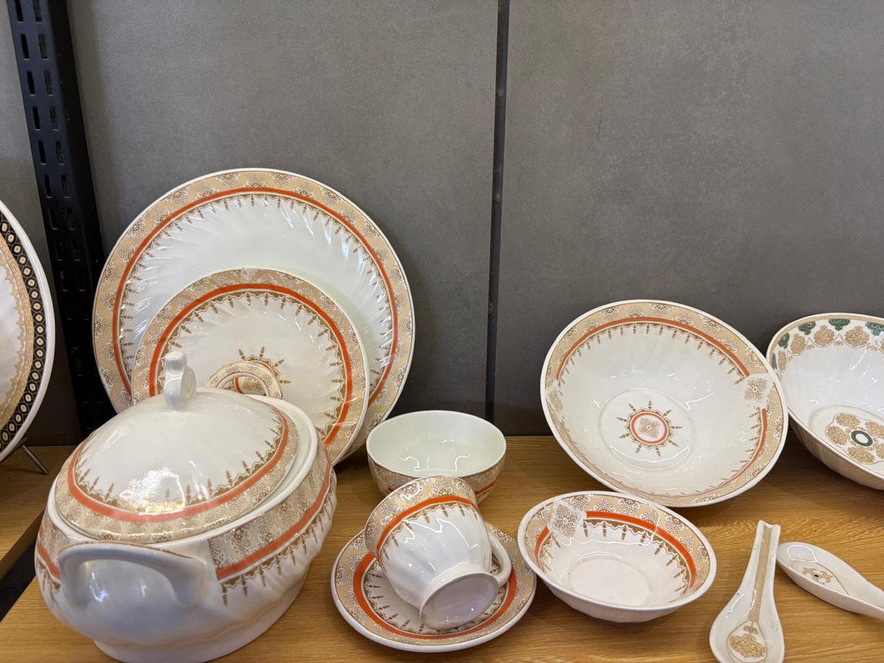 Elegant Heritage Pattern Dinner Set